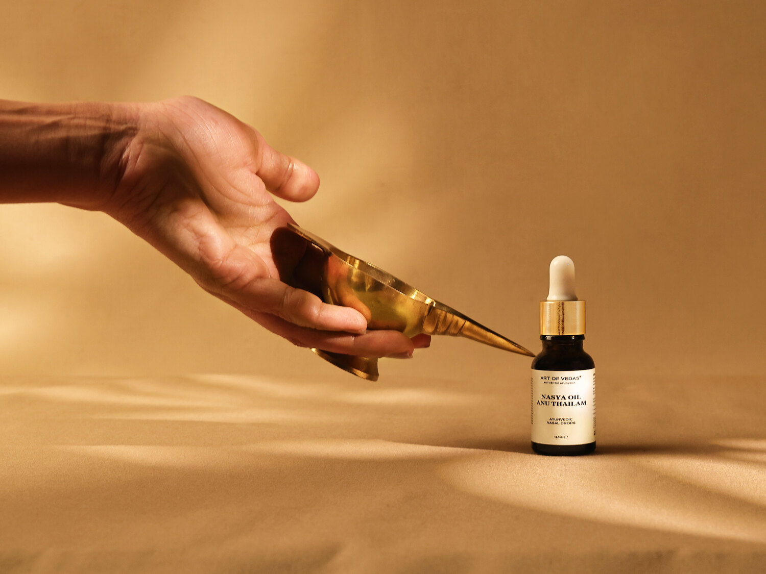 Anu Thailam Nasenöl mit einer Kansa-Ritualschale für professionelle Konten bei Shop Ayurveda EU